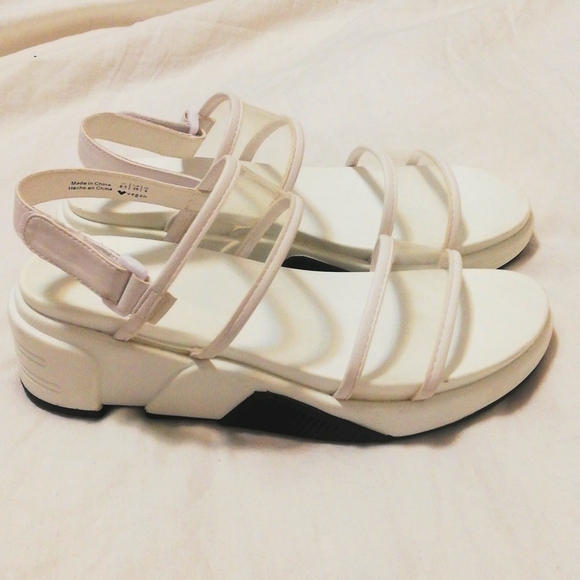 SOLD Bright white & black wedge platform sandal - Picture 6 of 6